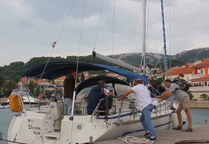 Crew beim An- und Ablegen am Steg
