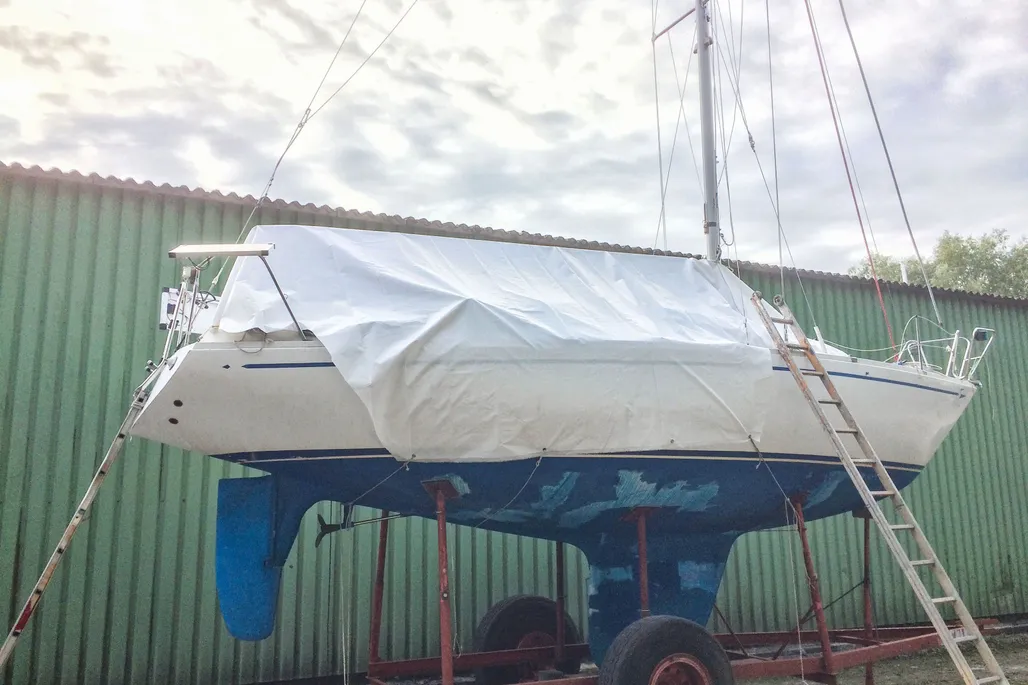 Segelyacht im Hafen