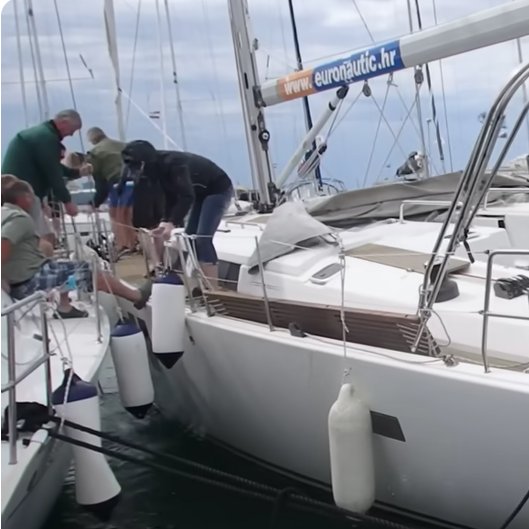 Crew bereitet das Boot vor